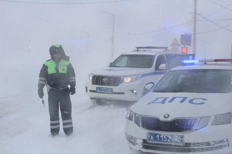 Красноярск и загородные трассы засыпало снегом