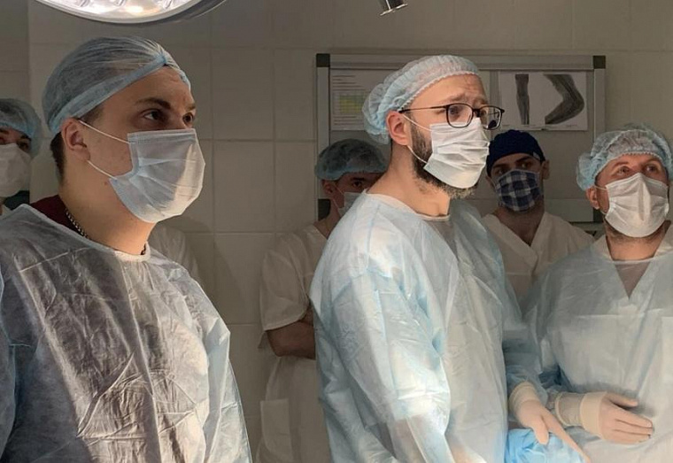 Сибиряк порвал все связки на колене из-за скользких дорог: пациенту сделали сложную операцию хирурги двух регионов