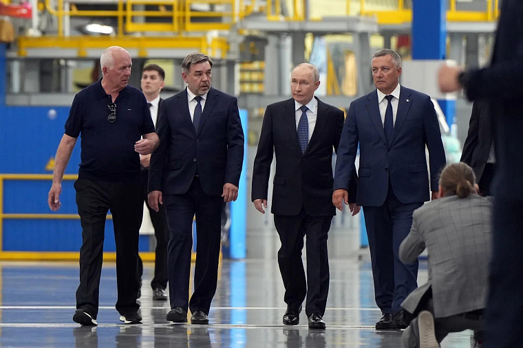 Рабочий визит в Сибирь: Путин оценил авиастроение в Иркутске и провёл переговоры с Токаевым в Омске