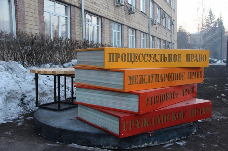 "Стол студента" с книгами появился в Красноярске на улице Маерчака