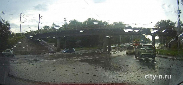 Девять автомобилей получили повреждения в Новокузнецке во время штормового ветра