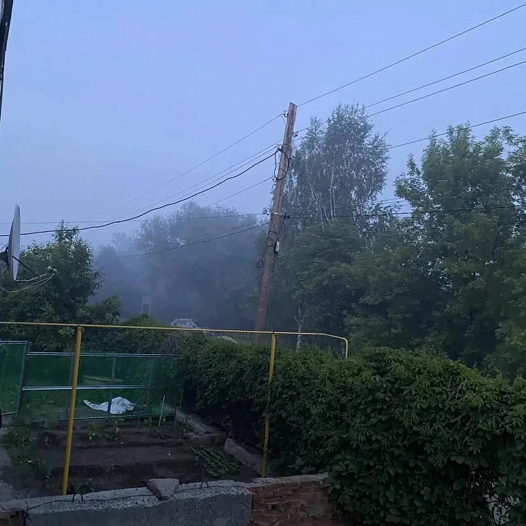 В Алтайском крае третий день горит свалка в селе Смоленское 