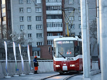Обновлено: В Новосибирске образовалась многокилометровая пробка из-за демонтажа трамвайных рельсов на площади Труда