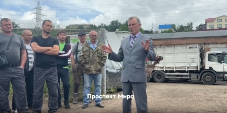 В Красноярске водители мусоровозов начали бастовать из-за сокращения зарплат: после визита министра экологии Красноярского края Владимира Часовитина работники «РОСТтеха» все же вышли на рейсы