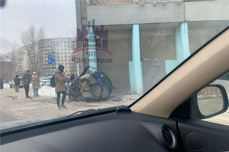 Водитель автокрана в Красноярске раздавил "Жигули"