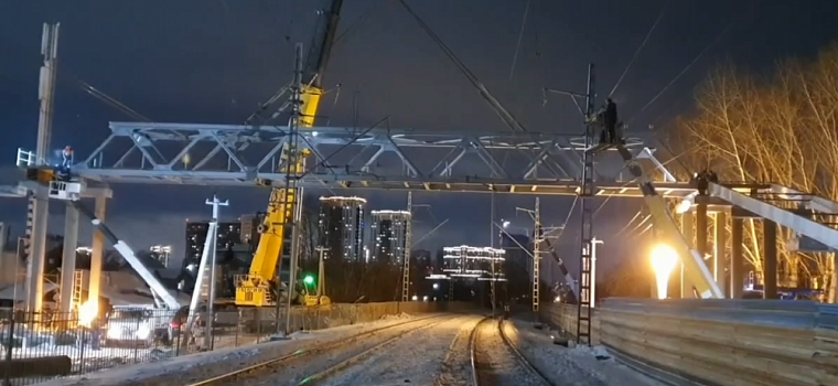 В Новосибирске установили 40-тонный пролёт для нового пешеходного моста через Транссиб