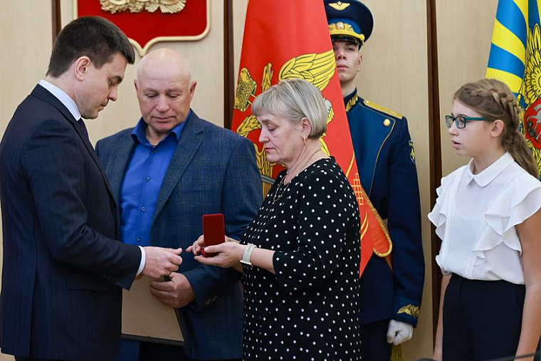 «Вызвал огонь на себя»: Михаил Котюков вручил медаль «Золотая Звезда» родителям Героя России Владимира Чепы
