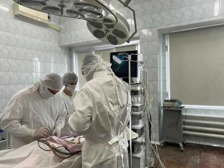 Омские хирурги провели сложнейшую операцию пациенту с деформацией брюшной стенки