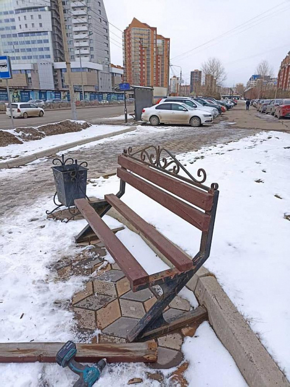 Вандалы повредили пять скверов в Красноярске