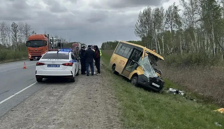 Микроавтобус с детьми попал в ДТП на трассе Омск – Тюмень: погиб 12-летний мальчик 