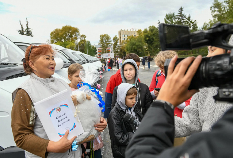 16 многодетных семей Хакасии получили новые микроавтобусы «Соболь»