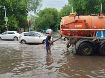 Ливни пришли в Красноярк после недели жары: машины «тонут», ливневки не справляются 