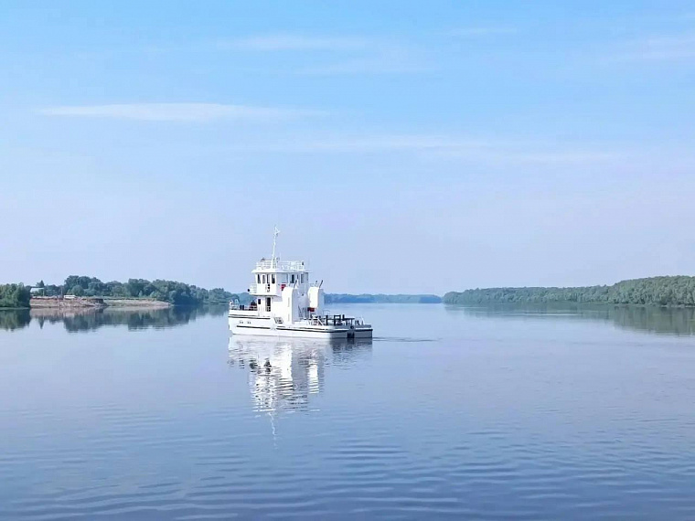 Омские судостроители спустили на воду буксир и паром для переправы через Иртыш