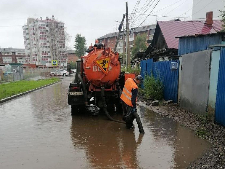 Городские службы Иркутска устраняют последствия ливня и грозы