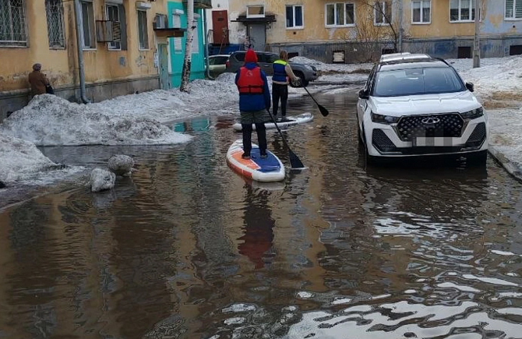 В Иркутском районе из-за паводка участки превратились в болота, а в Братске люди устроили сплав на сапах по улицам