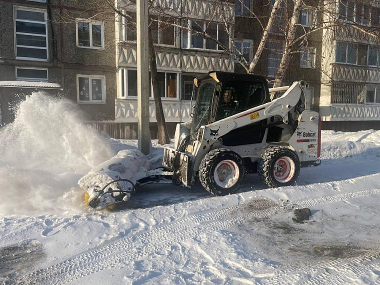 Дорожные службы разгребают Иркутск от снега