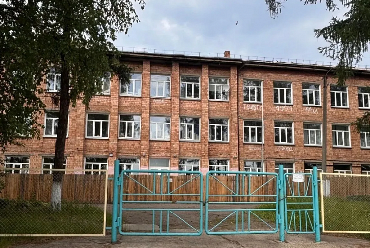 Жители села Новая Солянка в Красноярском крае 1,5 года ждут ремонт аварийной школы: учителя бегают между зданиями, а власти бездействуют