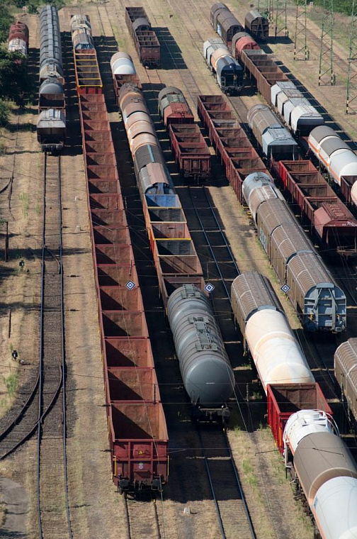 В Алтайском крае скопилось почти 600 новых грузовых вагонов из-за отказа РЖД принимать их