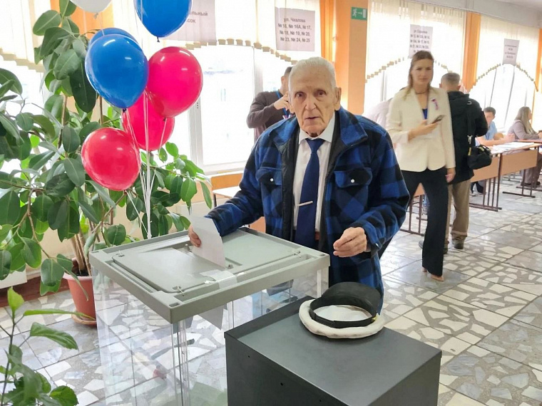100-летний ветеран ВОВ Анатолий Терехов из Кузбасса проголосовал на выборах в Госдуму
