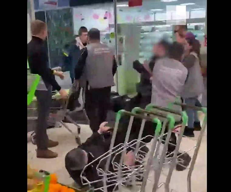 Покупатели и персонал Пятерочки подрались в Новосибирске