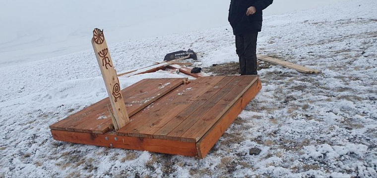 Варвары разрушили фоторамку на горе Кюан Таг в Хакасии
