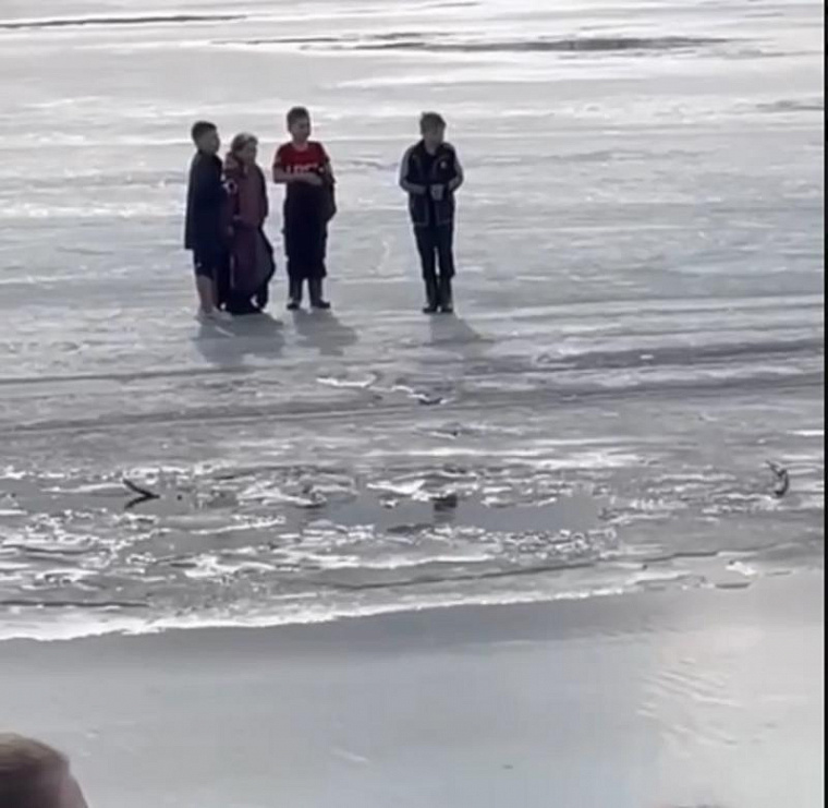 Четверо детей провалились под лед в Нижнеудинске