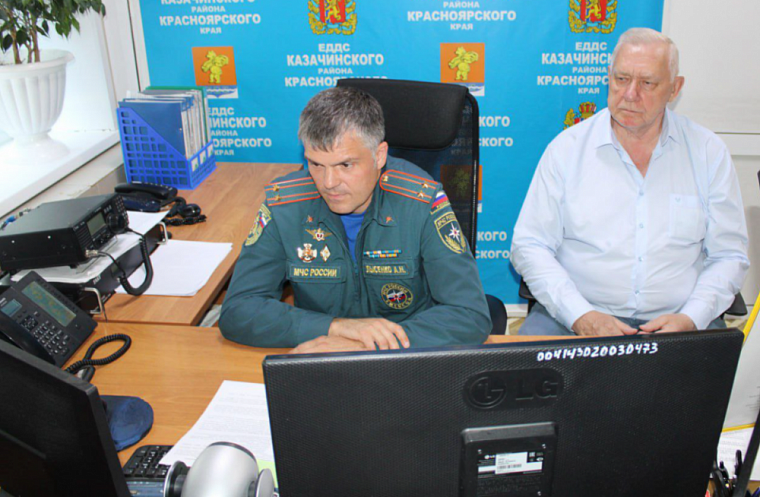 Спасательные службы локализовали аварию после утечки топлива в реку Енисей в Красноярском крае