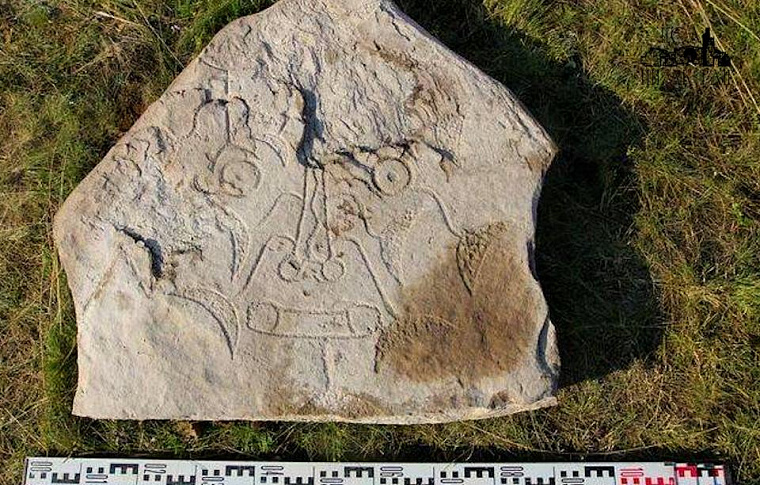 Археологи нашли уникальное древнее изображение с лунным календарём в хакасском кургане