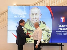 Губернатор Михаил Котюков вручил новосёлам в Норильске ключи от квартир в двух новых домах