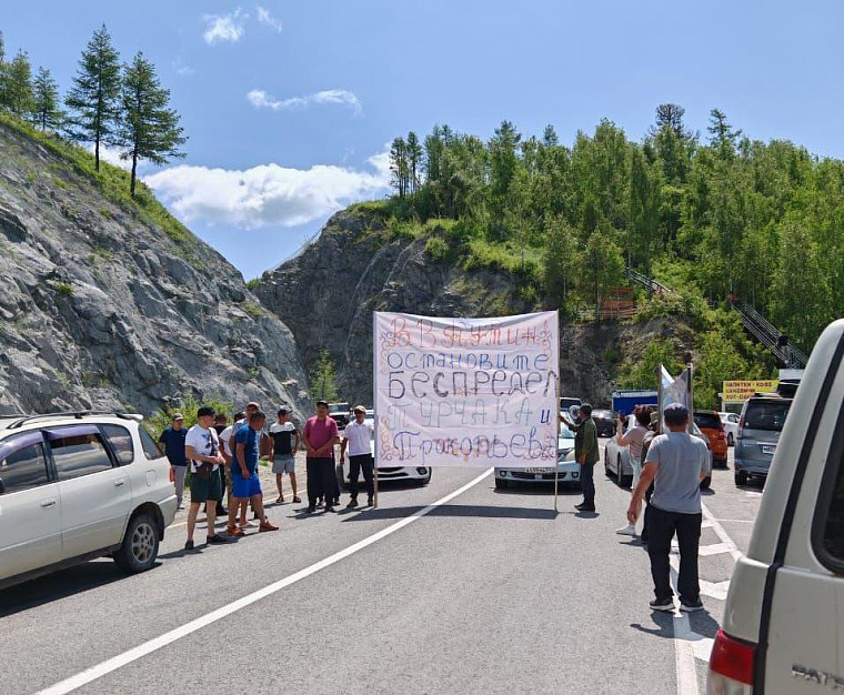 Две недели ареста получили участники митинга, перекрывшие Чуйский тракт в знак протеста против муниципальной реформы