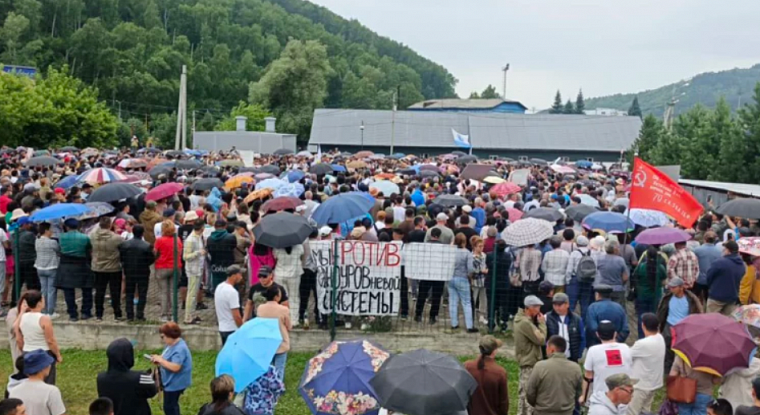 Тысячи жителей Горно-Алтайска вышли на митинг против ликвидации сельсоветов