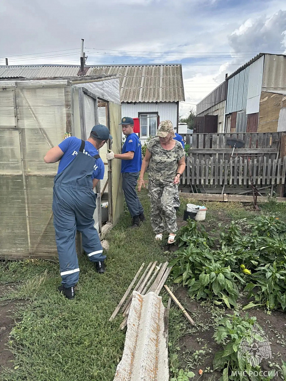 Обновлено: В Краснощёковском районе Алтайского края продолжают ликвидировать последствия урагана