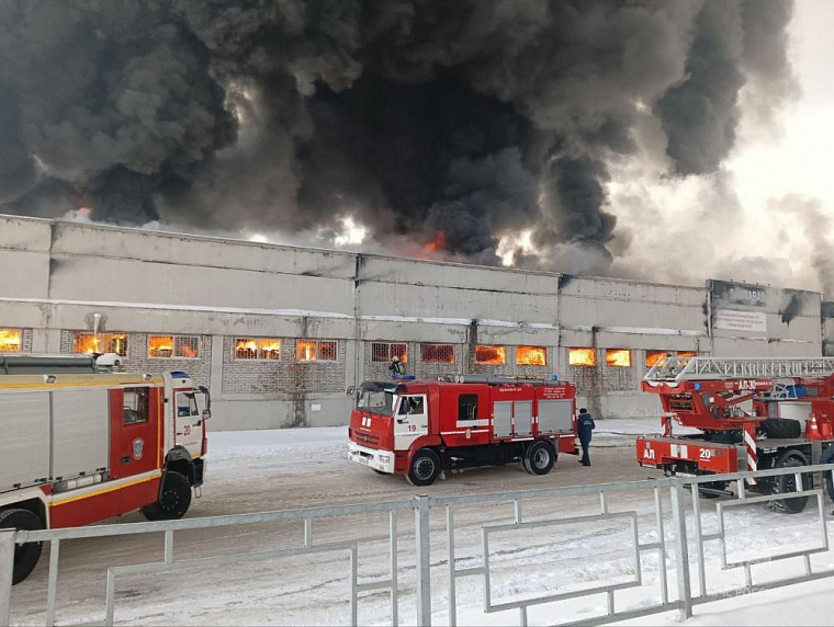Пожар на складе в Красноярске охватил площадь 7 тысяч квадратов