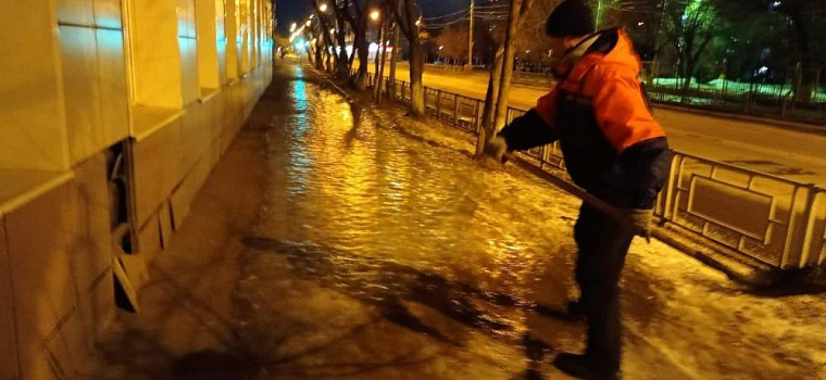 Коммунальщики в Красноярске начали убирать тротуары ночью