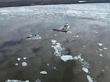 Ледоход отправил в дрейф 10 судов в Якутии на реке Индигирке