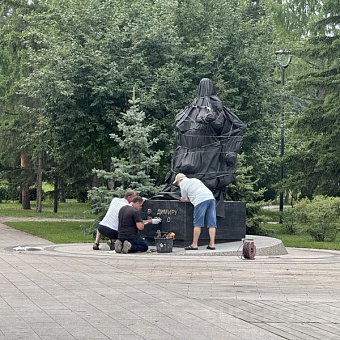 В Омске установили памятник Владимиру Высоцкому и «спрятали» его от посетителей