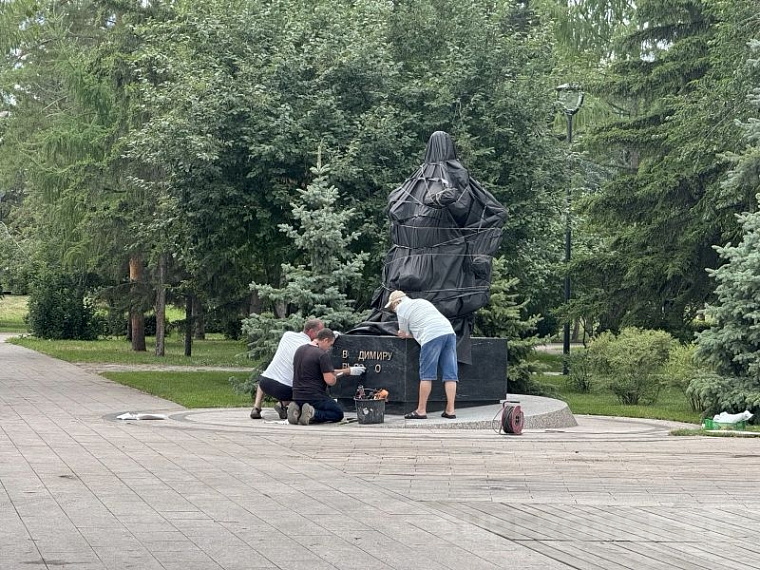 В Омске установили памятник Владимиру Высоцкому и «спрятали» его от посетителей
