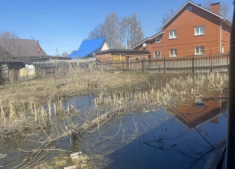 Прокуратура проводит проверку по коллективной жалобе жителей Бердска Новосибирской области, чьи дома топит подземная река 