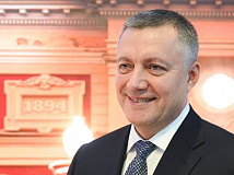 Больше всех среди глав сибирских регионов зарабатывает глава Иркутской области Игорь Кобзев, самый «бедный» руководитель — Хакасии
