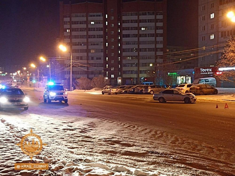 Красноярец врезался в машину полиции, чтобы спастись от вооружённых грабителей