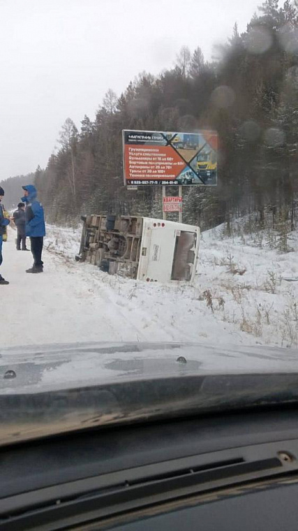 Девять пассажиров пострадали в ДТП с перевернувшимся автобусом в Красноярском крае