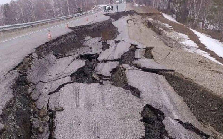 В Кузбассе ввели режим ЧС из-за разрушения дороги на трассе Бийск – Новокузнецк