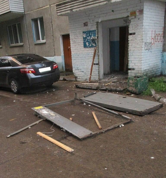 В Лесосибирске молния разбила дверь в подъезде
